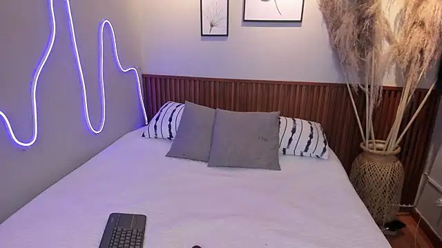 MIAROGGERSS online show from January 2026 03:00:02 AM