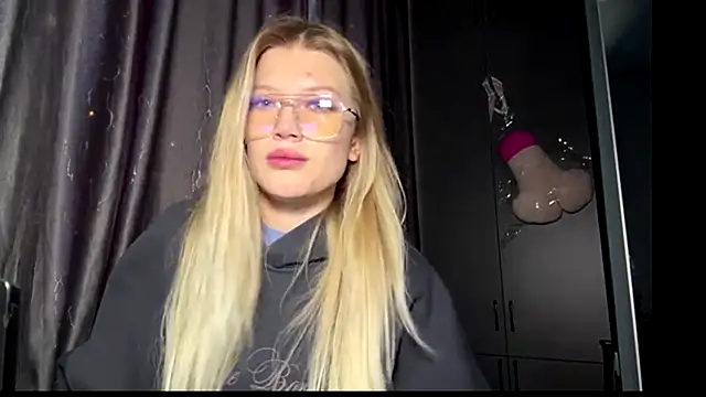 Sora Wayde online show from December 2025 04:52:02 AM