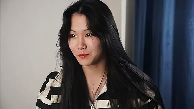 Snapshot of BeaHarsin chatting on December 2025 12:25:01 PM BeaHarsin online show from December 2025 12:25:01 PM