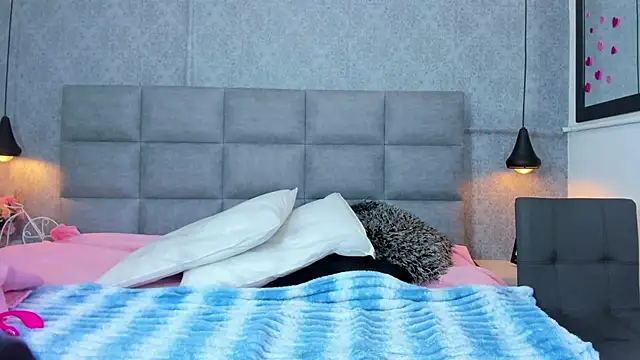 emilyy r online show from April 2026 07:07:01 PM