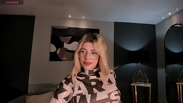 Snapshot of MadisonKane chatting on November 2025 11:10:01 AM MadisonKane online show from November 2025 11:10:01 AM