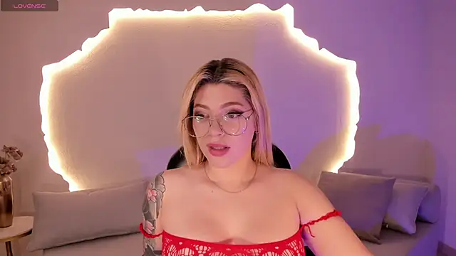 Snapshot of MadisonKane chatting on June 2026 11:00:01 AM MadisonKane online show from June 2026 11:00:01 AM