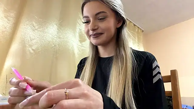 Snapshot of HollyVorse chatting on December 2025 05:18:02 PM HollyVorse online show from December 2025 05:18:02 PM