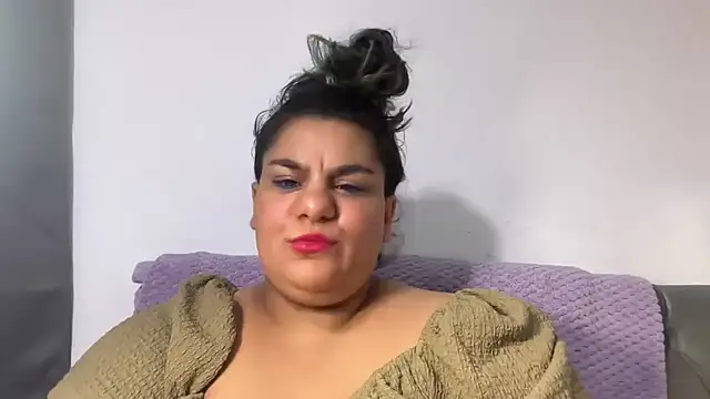 YoungCurvyLeah online show from August 2026 02:11:01 AM