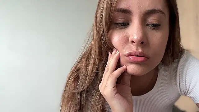 miaferrer777 online show from April 2026 08:11:02 PM