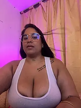 Snapshot of YenthCorona chatting on April 2026 04:21:01 AM YenthCorona online show from April 2026 04:21:01 AM