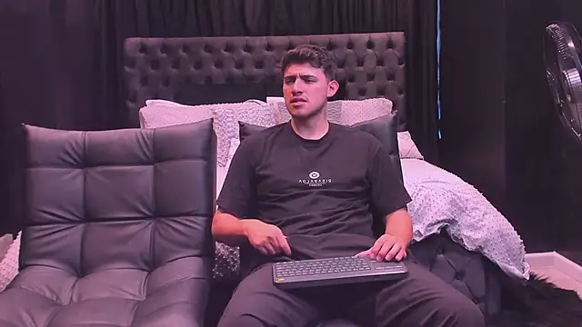 Snapshot of big__friends chatting on April 2026 07:55:02 PM big friends online show from April 2026 07:55:02 PM