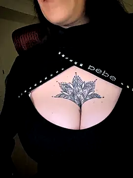 Snapshot of BustyVampyre chatting on April 2026 03:37:01 AM BustyVampyre online show from April 2026 03:37:01 AM