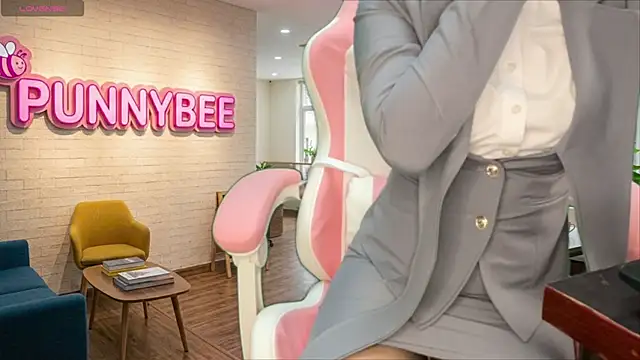 Snapshot of Punnybee chatting on July 2026 04:19:02 AM Punnybee online show from July 2026 04:19:02 AM