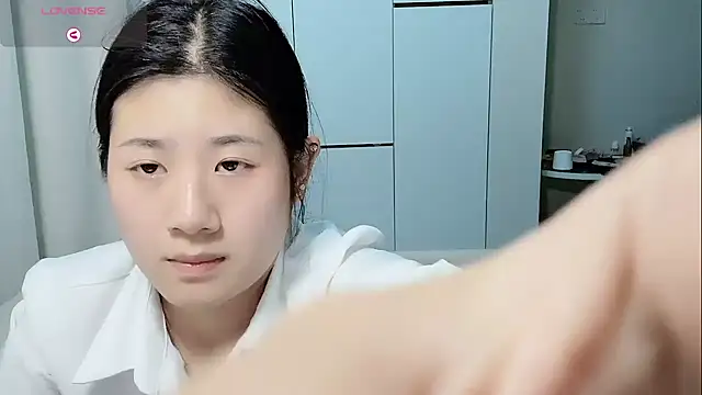 Yvonne-07 online show from April 2026 05:05:02 PM