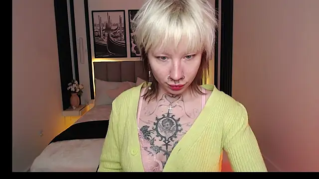 Snapshot of Luna_Hurt chatting on December 2025 01:39:02 PM Luna Hurt online show from December 2025 01:39:02 PM