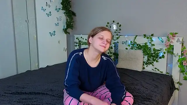 Snapshot of HazeElariel chatting on March 2026 03:35:02 PM HazeElariel online show from March 2026 03:35:02 PM