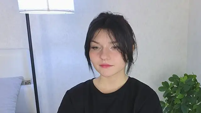 NyraVesperis online show from May 2026 06:18:02 AM