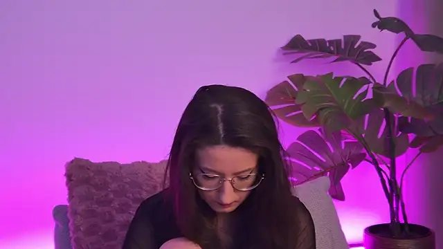 Snapshot of TheaMalekoo chatting on April 2026 07:02:01 AM TheaMalekoo online show from April 2026 07:02:01 AM