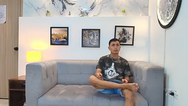 Snapshot of YOUNG_GUYS1 chatting on December 2025 01:11:01 AM YOUNG GUYS1 online show from December 2025 01:11:01 AM