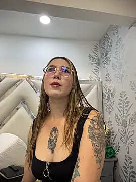 Annyhathatway online show from March 2026 09:14:02 PM