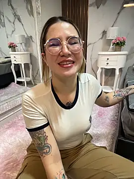 Annyhathatway online show from May 2026 11:23:04 PM
