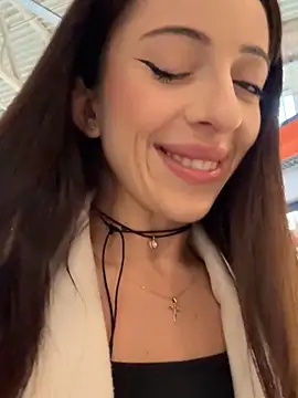 Snapshot of YeaLina chatting on December 2025 10:09:02 AM YeaLina online show from December 2025 10:09:02 AM