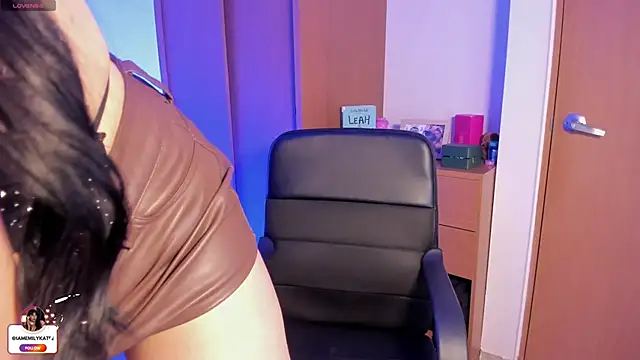 Snapshot of emily_kate_ chatting on April 2026 12:31:01 AM emily kate online show from April 2026 12:31:01 AM