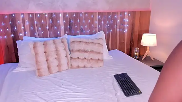 Snapshot of KrystalWoodss chatting on December 2025 03:55:01 AM KrystalWoodss online show from December 2025 03:55:01 AM