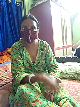 Snapshot of Mr-Mrs-couple chatting on December 2025 06:34:01 PM Mr-Mrs-couple online show from December 2025 06:34:01 PM