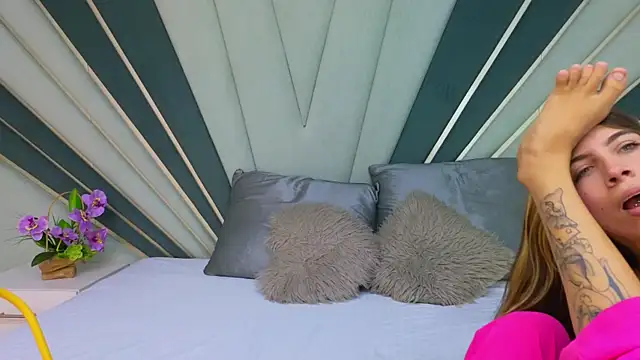 Snapshot of DulceeEsmeralda chatting on March 2026 01:50:01 PM DulceeEsmeralda online show from March 2026 01:50:01 PM