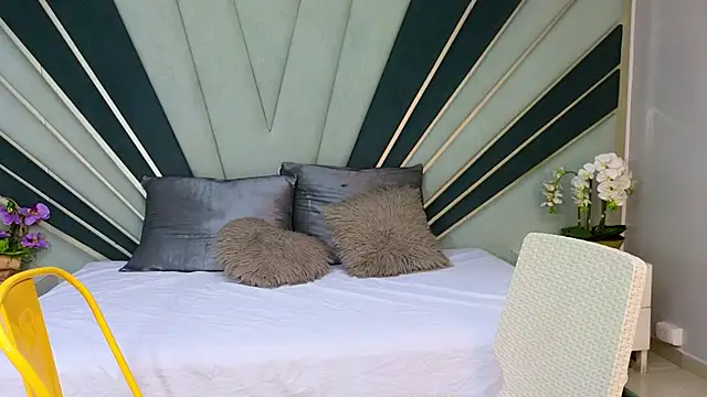 Snapshot of DulceeEsmeralda chatting on April 2026 02:11:01 PM DulceeEsmeralda online show from April 2026 02:11:01 PM