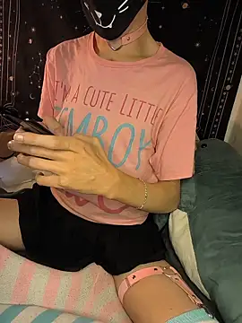 Snapshot of Femboitea-official chatting on December 2025 10:25:02 PM Femboitea-official online show from December 2025 10:25:02 PM