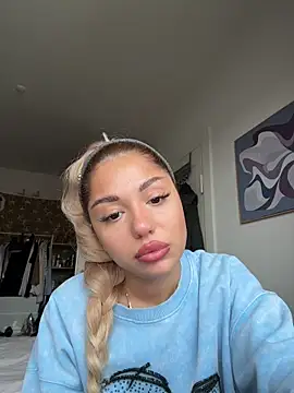 Snapshot of SilkyMira chatting on December 2025 10:41:02 AM SilkyMira online show from December 2025 10:41:02 AM