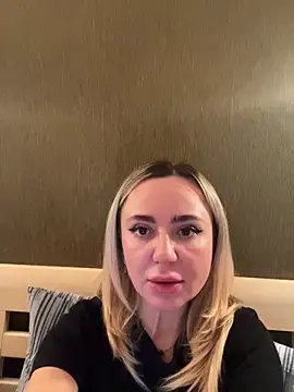 Snapshot of Arina_g chatting on December 2025 09:43:02 PM Arina g online show from December 2025 09:43:02 PM