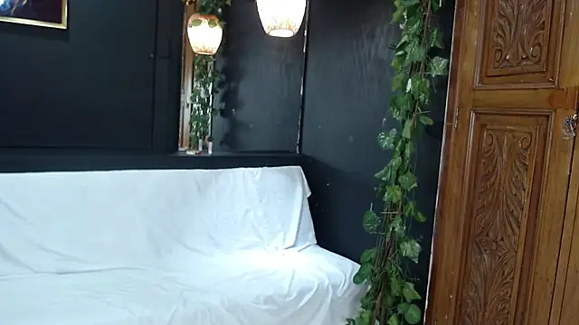 Layla Isabel online show from December 2025 12:54:01 PM