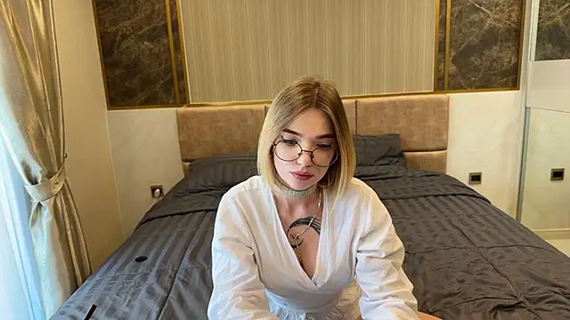 Snapshot of Mary_Harriss chatting on December 2025 01:33:02 AM Mary Harriss online show from December 2025 01:33:02 AM