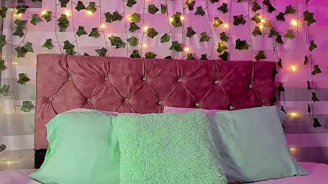 Ayla-marttinez online show from April 2026 12:33:01 AM