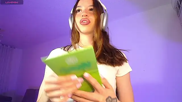 Snapshot of alina_lee chatting on March 2026 01:32:02 AM alina lee online show from March 2026 01:32:02 AM