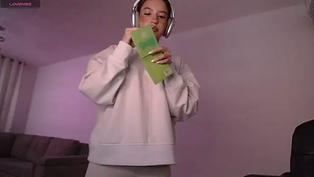 Snapshot of alina_lee chatting on April 2026 12:55:02 AM alina lee online show from April 2026 12:55:02 AM