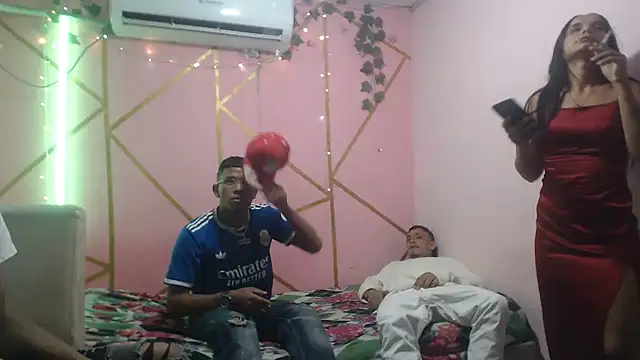 Snapshot of twobigscock23 chatting on April 2026 04:37:01 AM twobigscock23 online show from April 2026 04:37:01 AM