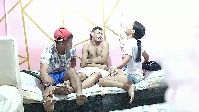 Snapshot of twobigscock23 chatting on April 2026 01:18:01 AM twobigscock23 online show from April 2026 01:18:01 AM