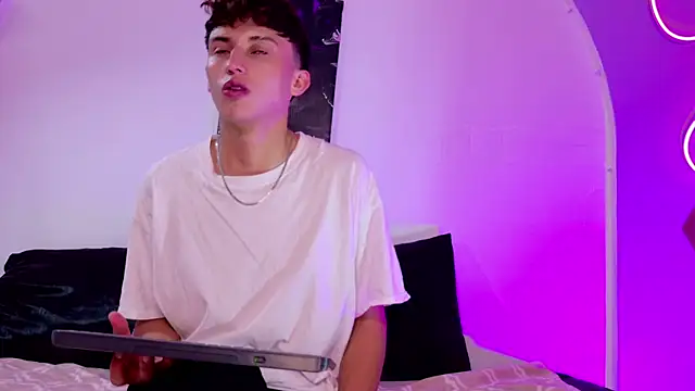 Snapshot of troye_twink chatting on December 2025 05:35:01 AM troye twink online show from December 2025 05:35:01 AM
