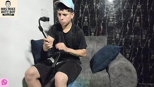 Snapshot of Mrs-mike-hott-boy chatting on December 2025 03:44:02 AM Mrs-mike-hott-boy online show from December 2025 03:44:02 AM