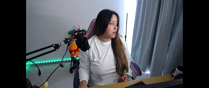 PeachyBloom online show from December 2025 04:58:01 PM