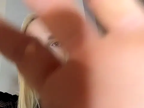 Snapshot of blonde_di chatting on December 2025 11:54:01 PM blonde di online show from December 2025 11:54:01 PM