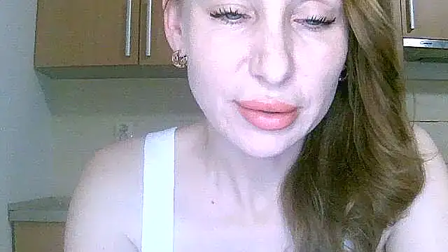 Snapshot of GlarysLoveress chatting on December 2025 12:28:02 AM GlarysLoveress online show from December 2025 12:28:02 AM