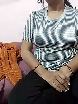 Snapshot of QSMTCNNT chatting on December 2025 11:47:01 AM QSMTCNNT online show from December 2025 11:47:01 AM