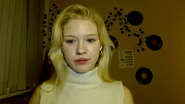 Snapshot of Aria__Moon chatting on December 2025 02:45:02 PM Aria Moon online show from December 2025 02:45:02 PM