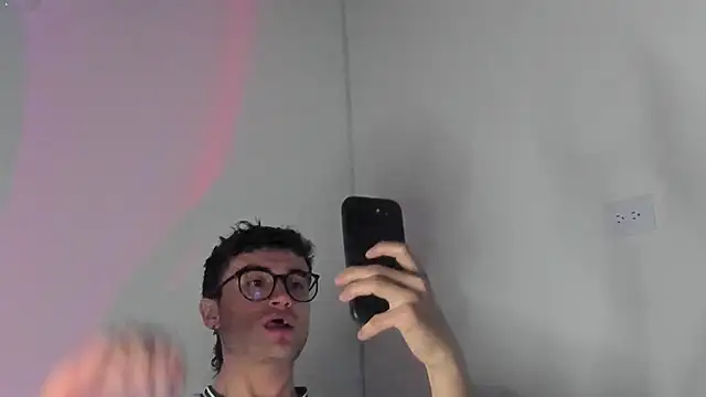 Snapshot of charlie_dicker chatting on March 2026 01:33:02 AM charlie dicker online show from March 2026 01:33:02 AM