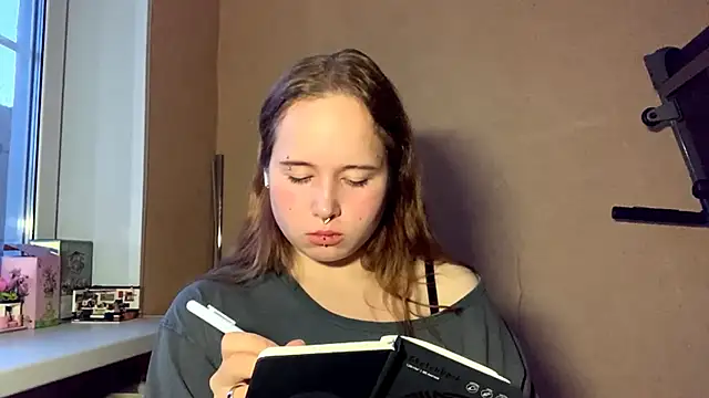 Snapshot of RollDols chatting on December 2025 09:21:02 PM RollDols online show from December 2025 09:21:02 PM