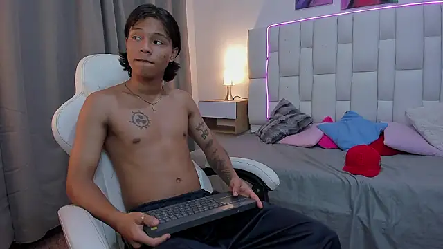 Snapshot of AndyKings_1 chatting on March 2026 03:20:01 AM AndyKings 1 online show from March 2026 03:20:01 AM