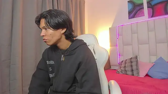 Snapshot of AndyKings_1 chatting on March 2026 04:06:01 AM AndyKings 1 online show from March 2026 04:06:01 AM