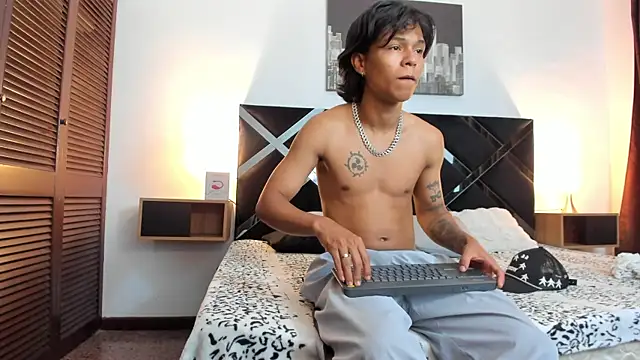 Snapshot of AndyKings_1 chatting on April 2026 03:18:01 AM AndyKings 1 online show from April 2026 03:18:01 AM