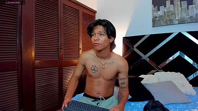 Snapshot of AndyKings_1 chatting on April 2026 03:28:01 AM AndyKings 1 online show from April 2026 03:28:01 AM